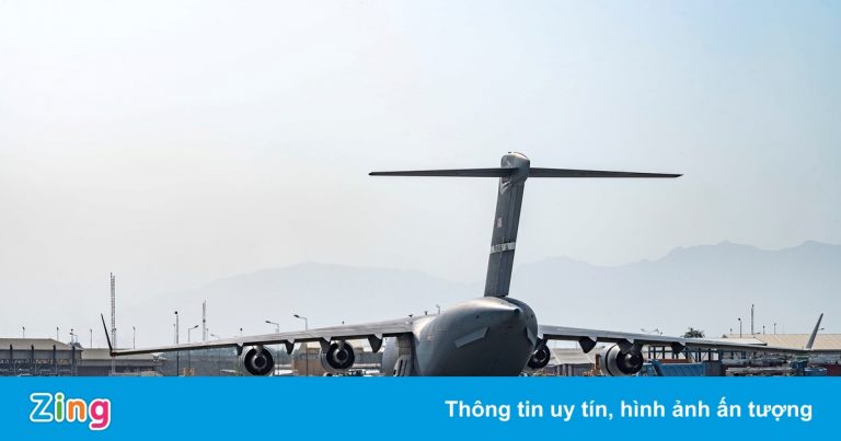 Mỹ vô hiệu hóa hàng loạt máy bay, xe bọc thép trước khi rời Kabul