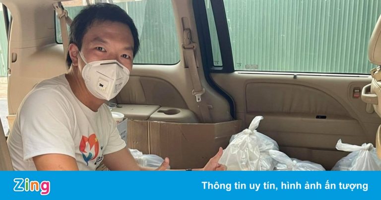 Gia đình 8 F0 ở TP.HCM khỏi bệnh, con trai đi đưa cơm, trả ơn bác sĩ Gia đình 8 F0 ở TP.HCM khỏi bệnh, con trai đi đưa cơm, trả ơn bác sĩ
