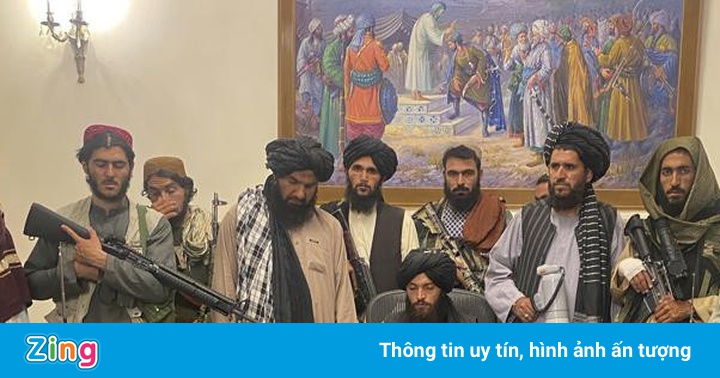 Thủ lĩnh Taliban đặt súng lên bàn tổng thống Afghanistan