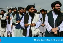 Taliban ăn mừng ở sân bay Kabul, tạo dáng chụp hình bên vũ khí Mỹ