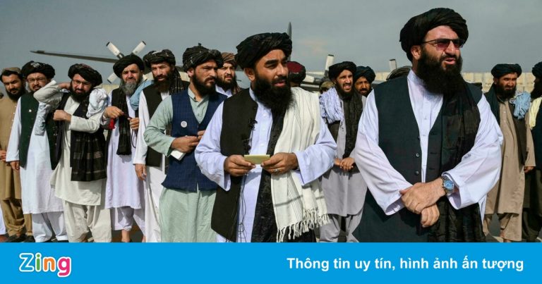 Taliban ăn mừng ở sân bay Kabul, tạo dáng chụp hình bên vũ khí Mỹ Taliban ăn mừng ở sân bay Kabul, tạo dáng chụp hình bên vũ khí Mỹ