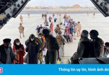 Sân bay quá khốc liệt, gia đình Afghanistan phải từ bỏ tháo chạy