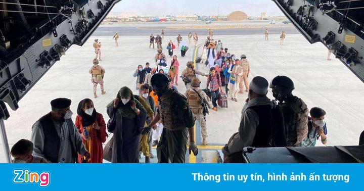 Sân bay quá khốc liệt, gia đình Afghanistan phải từ bỏ tháo chạy Sân bay quá khốc liệt, gia đình Afghanistan phải từ bỏ tháo chạy