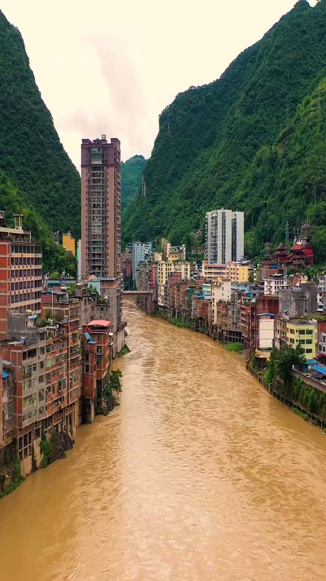 “Thành phố” hẹp nhất thế giới, nằm ở giữa sông và núi, cảnh tượng rất ngoạn mục - 5