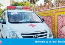 Nhóm người thuê xe cấp cứu đến đám tang