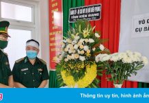 Hai cán bộ biên phòng lập bàn thờ vọng mẹ tại đơn vị
