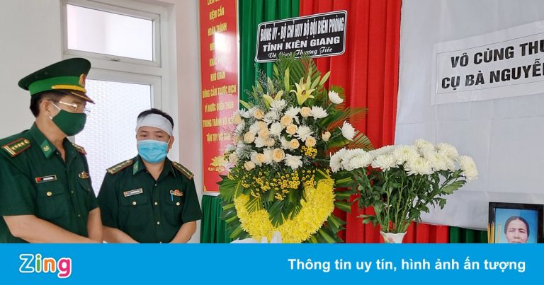 Hai cán bộ biên phòng lập bàn thờ vọng mẹ tại đơn vị