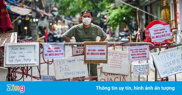 Bán hàng qua biển rao vặt ở chợ trung tâm Hà Nội