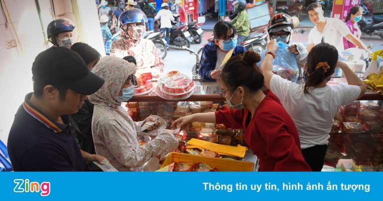 Bánh Trung thu về đâu khi không thể xuống đường?