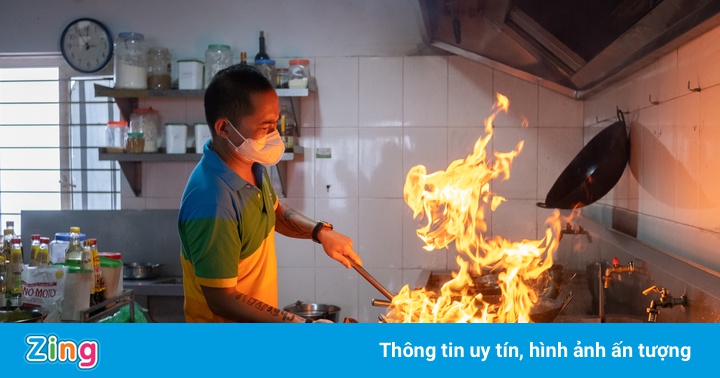 Tôi nấu cơm bò Mỹ, thịt lợn Nga tặng bác sĩ tuyến đầu