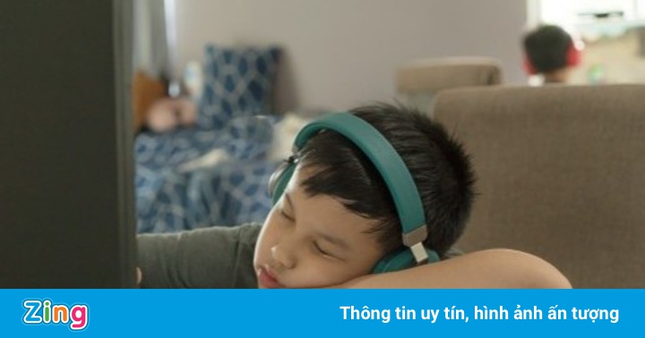 Học sinh lớp 1 học online từ sáng đến chiều Học sinh lớp 1 học online từ sáng đến chiều