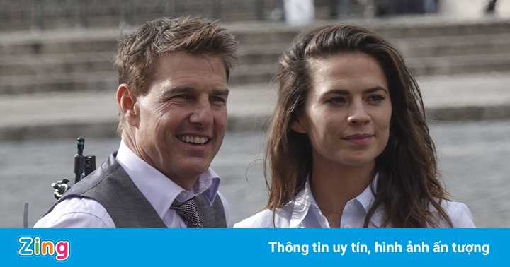 Tom Cruise và Hayley Atwell trên phim trường Tom Cruise và Hayley Atwell trên phim trường
