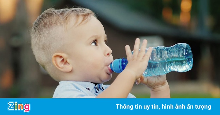 Trẻ uống bao nhiêu nước mỗi ngày là đủ?