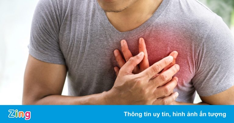 F0 bị đau tức ngực có cần gọi cấp cứu? F0 bị đau tức ngực có cần gọi cấp cứu?