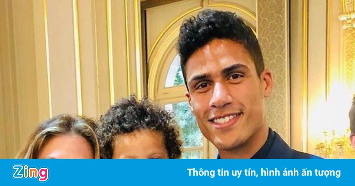 Varane xem Man Utd thi đấu trong lúc cho con ăn