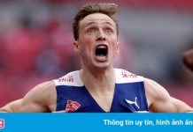 VĐV điền kinh xé áo ăn mừng khi phá kỷ lục thế giới