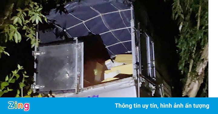 Tài xế lao xe chở thuốc lá lậu xuống kênh để trốn cảnh sát Tài xế lao xe chở thuốc lá lậu xuống kênh để trốn cảnh sát