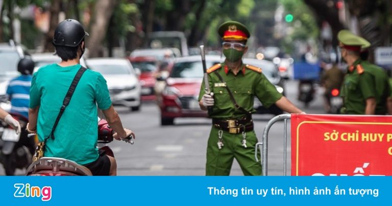 Tổ tuần tra cơ động chặn nhiều người ra đường không đúng quy định