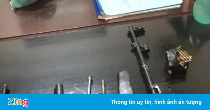 Tài xế xe máy mang theo khẩu AK và 19 viên đạn Tài xế xe máy mang theo khẩu AK và 19 viên đạn