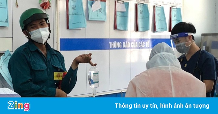 Chàng trai vô tình thành giá treo chai nước biển ở điểm tiêm vaccine