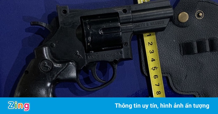 Hai thanh niên hẹn mua bán súng ngay chốt kiểm dịch Hai thanh niên hẹn mua bán súng ngay chốt kiểm dịch