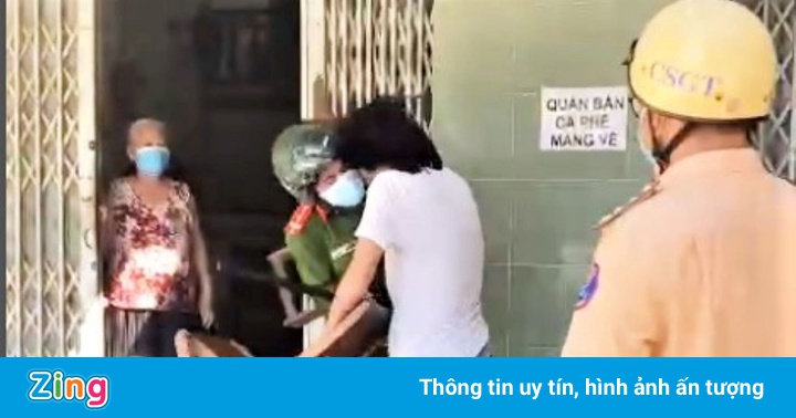Người đàn ông không mang khẩu trang, ném ghế vào công an