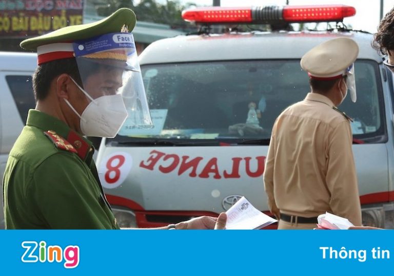 Hà Nội kiểm tra xe cứu thương, xe công vụ trong thời gian giãn cách Hà Nội kiểm tra xe cứu thương, xe công vụ trong thời gian giãn cách