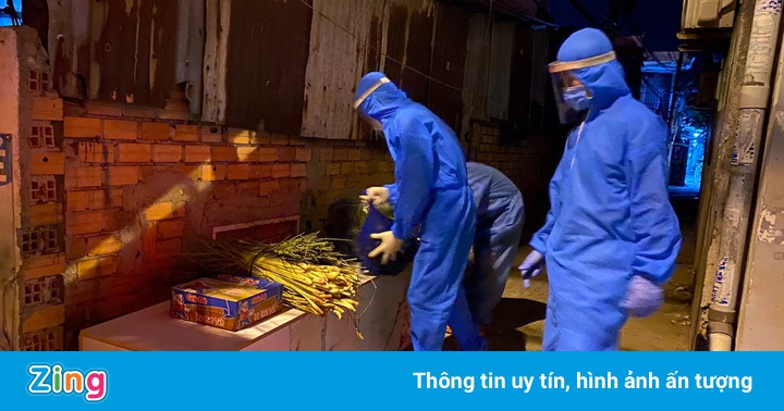 Nhóm thiện nguyện tặng áo quan ở TP.HCM