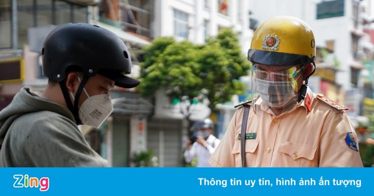 TP.HCM xử phạt gần 700 người sau 2 ngày siết chặt giãn cách TP.HCM xử phạt gần 700 người sau 2 ngày siết chặt giãn cách