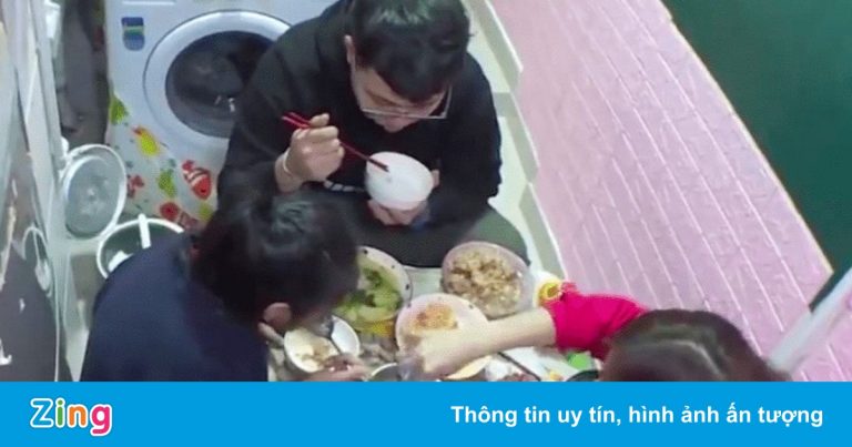 Gia đình 4 người sống trong căn hộ chưa tới 6 m2 ở Hong Kong Gia đình 4 người sống trong căn hộ chưa tới 6 m2 ở Hong Kong