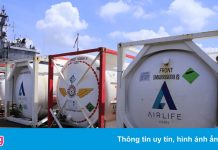 TP.HCM tiếp nhận 100 tấn oxy từ tàu chiến Ấn Độ