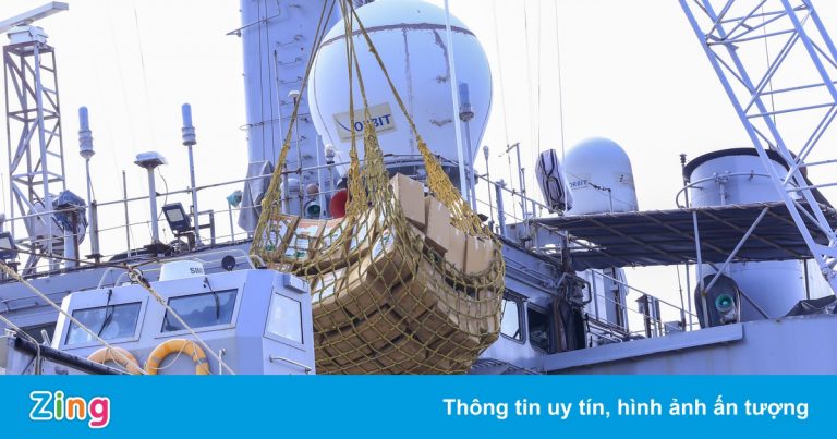 Lễ tiếp nhận 300 máy thở và 100 tấn oxy y tế từ tàu chiến Ấn Độ