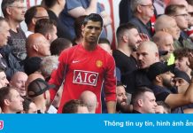 Hình ảnh Ronaldo xuất hiện trên sân của Wolves