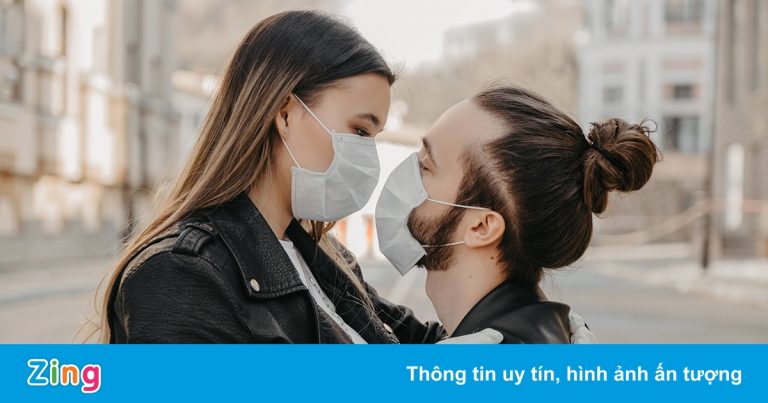 Người trẻ yêu vội vì sợ cô đơn giữa Covid-19 Người trẻ yêu vội vì sợ cô đơn giữa Covid-19