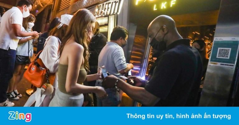 Bất chấp Covid-19, người trẻ lách luật để tiệc tùng ở Hong Kong