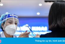 Nữ giáo viên tiêm 2 mũi vaccine cách nhau 10 phút