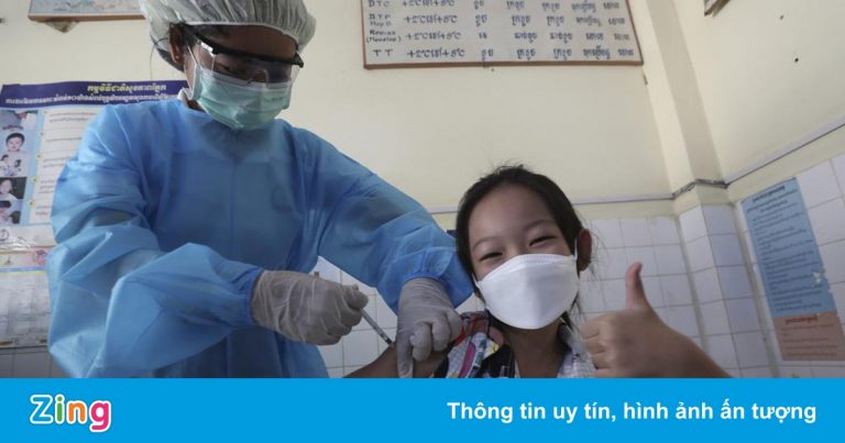 Nước Đông Nam Á đầu tiên tiêm vaccine Covid-19 cho trẻ em 6-12 tuổi