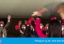 Khoảnh khắc hội ngộ của vợ chồng bà Mạnh Vãn Châu ở sân bay