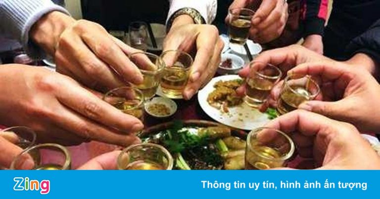 5 người tụ tập ăn nhậu giữa dịch