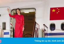 Hàng nghìn người theo dõi chuyến bay chở bà Mạnh Vãn Châu