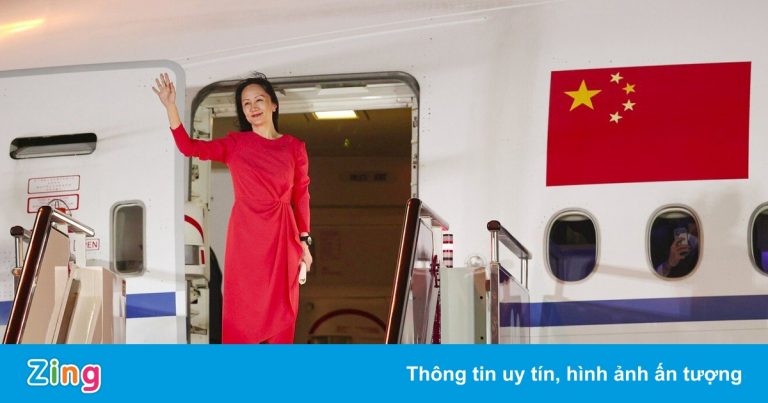 Hàng nghìn người theo dõi chuyến bay chở bà Mạnh Vãn Châu