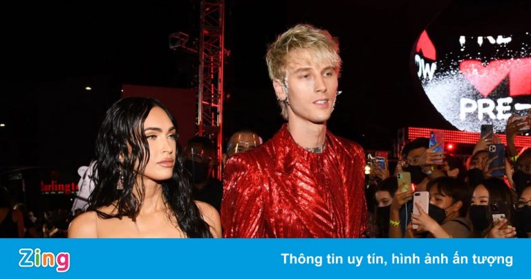 Lý do Megan Fox diện váy trong suốt trên thảm đỏ MTV VMAs