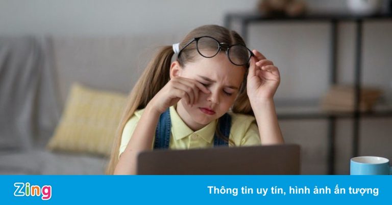 Điều cha mẹ cần làm để giảm mỏi mắt cho trẻ khi học online