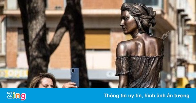 Tượng phụ nữ mặc váy trong suốt gây tranh cãi ở Italy Tượng phụ nữ mặc váy trong suốt gây tranh cãi ở Italy