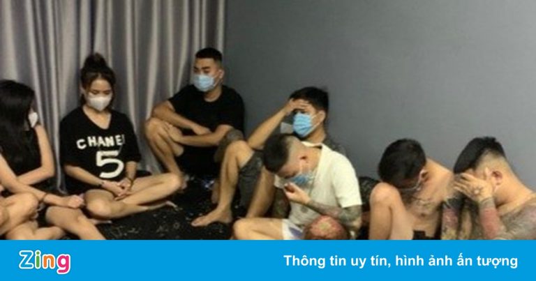 Đột kích tiệm nail, bắt 3 cô gái cùng 6 thanh niên xăm trổ bay lắc Đột kích tiệm nail, bắt 3 cô gái cùng 6 thanh niên xăm trổ bay lắc