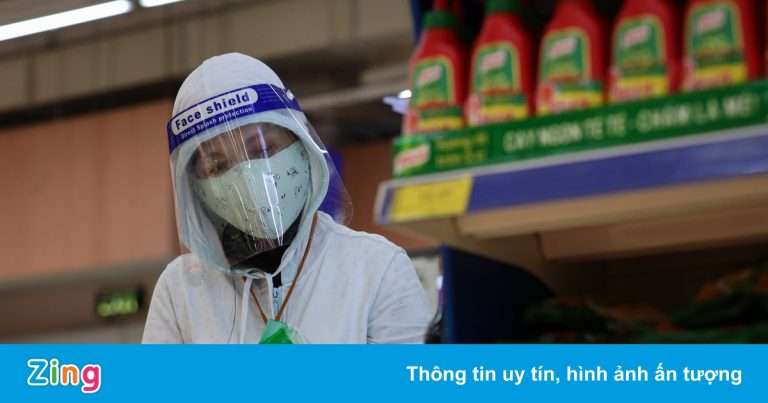 Đơn hàng đăng ký ‘đi chợ hộ’ tại TP.HCM giảm mạnh
