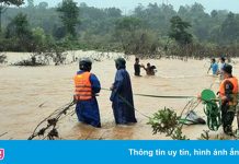 Bộ đội vượt sông để đưa 5 người dân về nhà