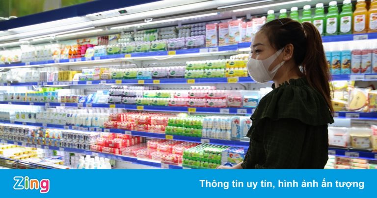 Ngày đầu người dân quận 7 đi siêu thị theo phiếu