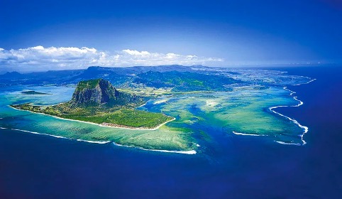 Ảo ảnh trên không về "thác nước dưới mặt biển" ở Đảo Mauritius - 2