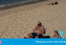 Australia có số ca mắc mới kỷ lục, nhiều người Sydney vẫn đổ ra biển